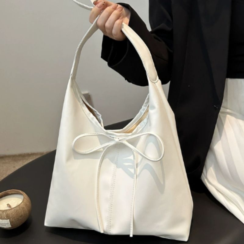 White color ladies hand bag tote bag in women hand